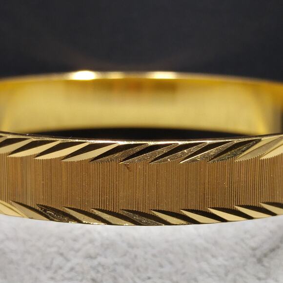 Monet 1960 Textured Gold Plated Bangle Bracelet #3263 Vintage Jewelry Book Piece - Picture 5 of 10